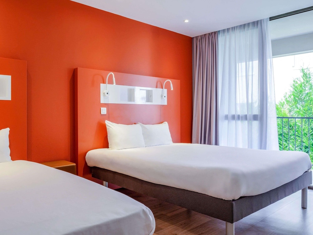 Habitación Triple con una cama doble y una cama individual del hotel Ibis Budget Le Puy En Velay. Foto 2