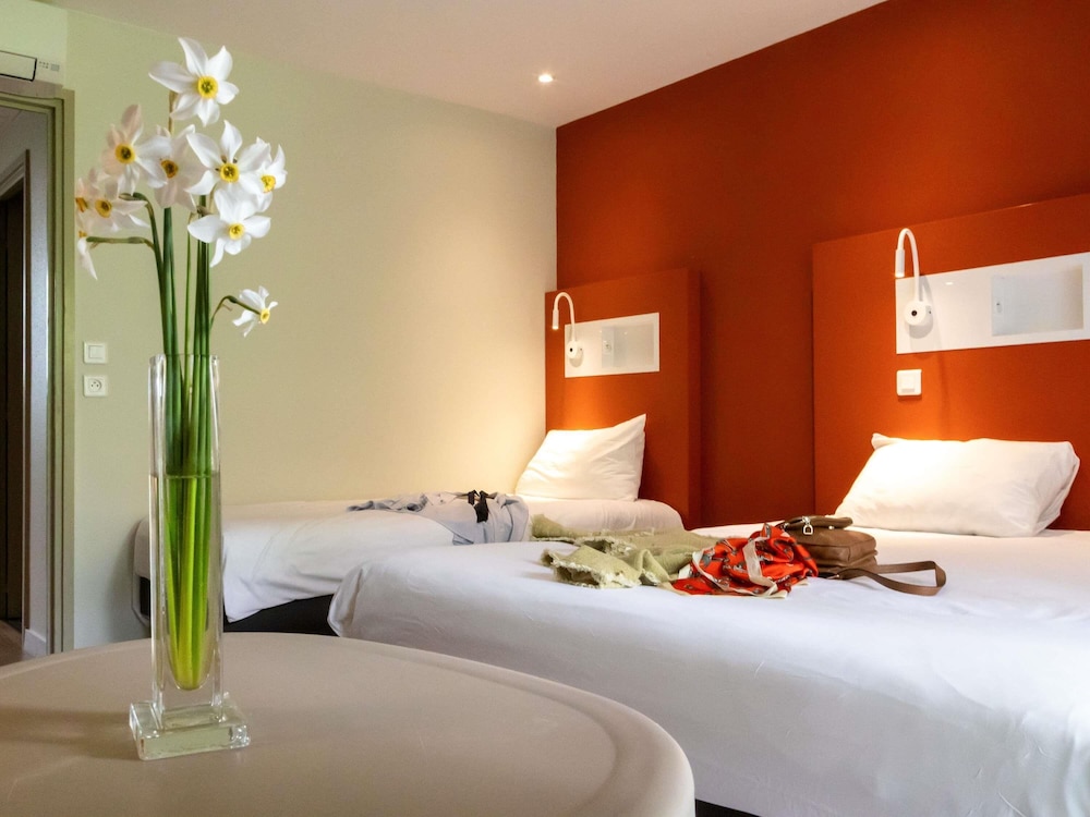 Habitación Triple con una cama doble y una cama individual del hotel Ibis Budget Le Puy En Velay. Foto 5