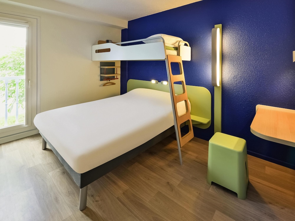 Habitación triple con una cama de gran tamaño y una cama en litera del hotel Ibis Budget Chambéry Centre Ville. Foto 4