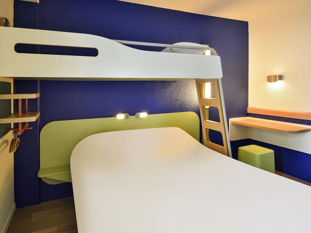 Habitación triple con una cama de gran tamaño y una cama en litera del hotel Ibis Budget Chambéry Centre Ville. Foto 5