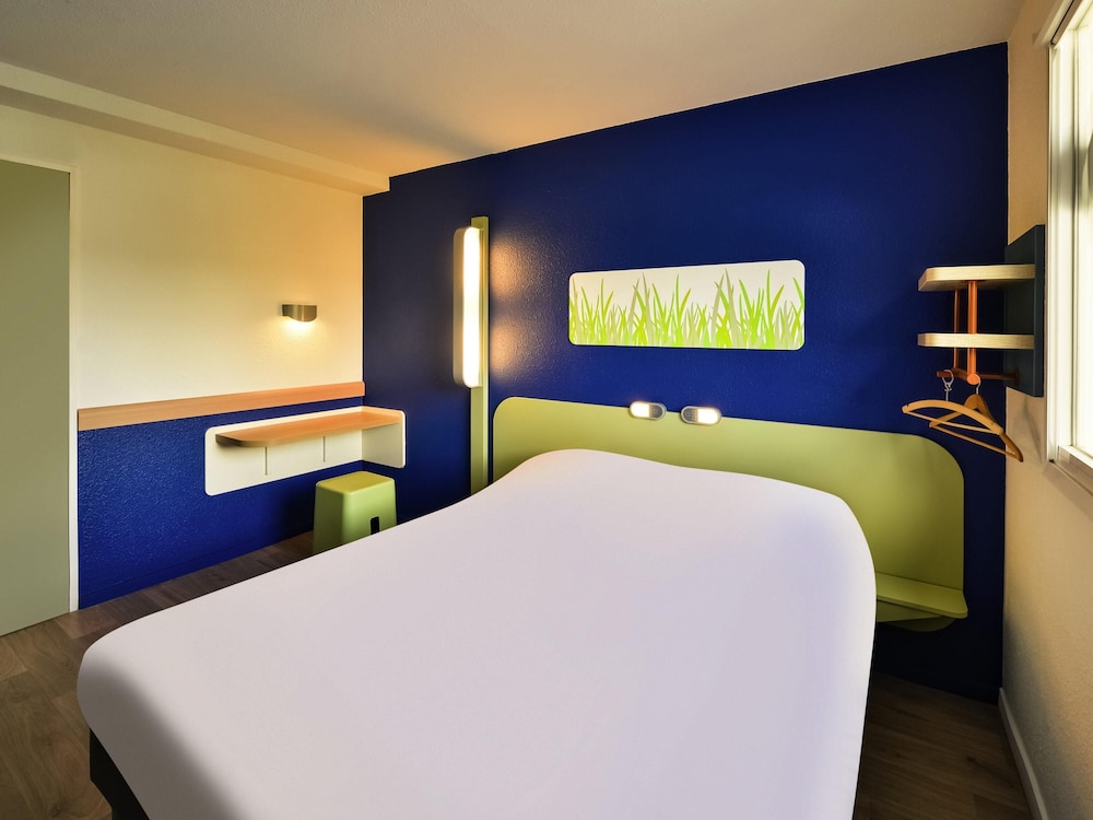Habitación DOBLE con una cama de gran tamaño del hotel Ibis Budget Chambéry Centre Ville