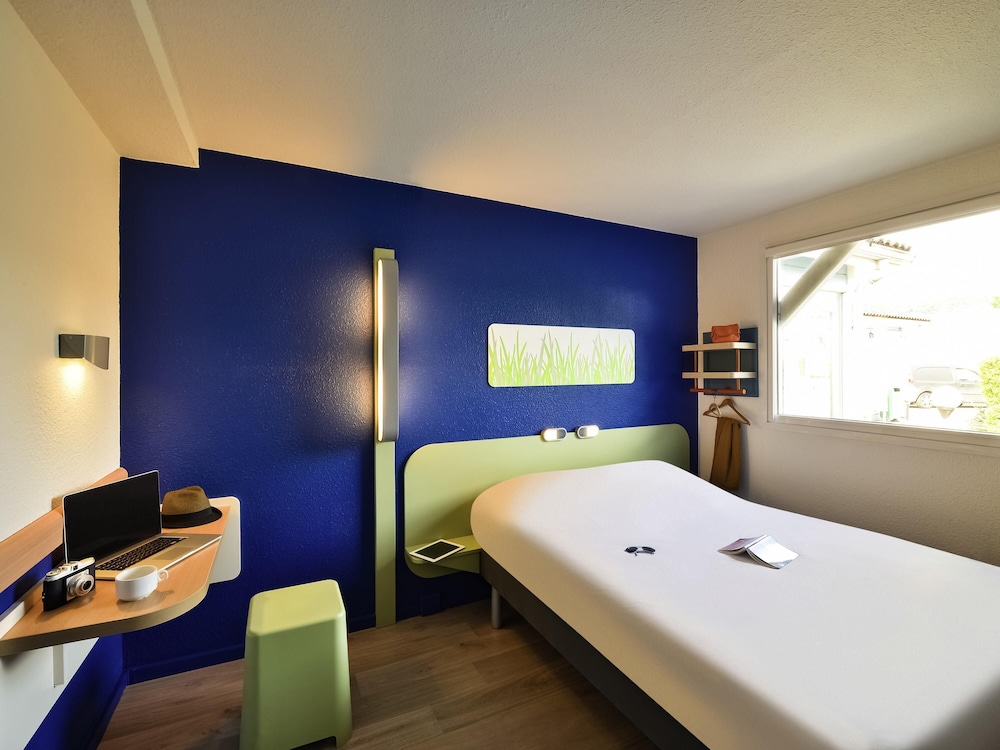 Habitación DOBLE con una cama de gran tamaño del hotel Ibis Budget Chambéry Centre Ville. Foto 1