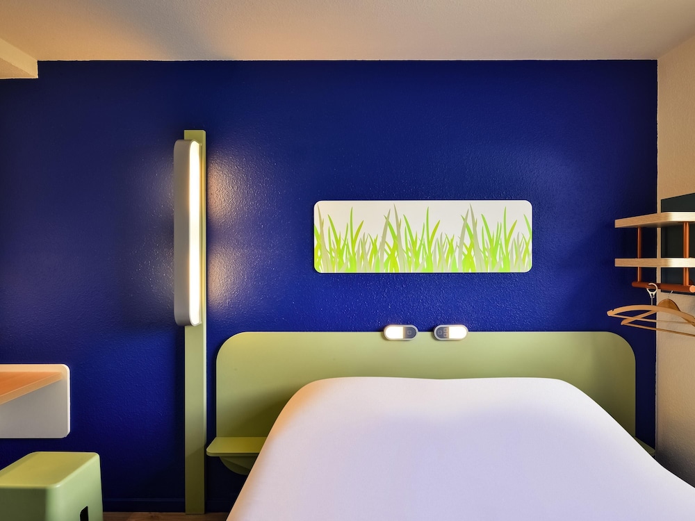 Habitación DOBLE con una cama de gran tamaño del hotel Ibis Budget Chambéry Centre Ville. Foto 3