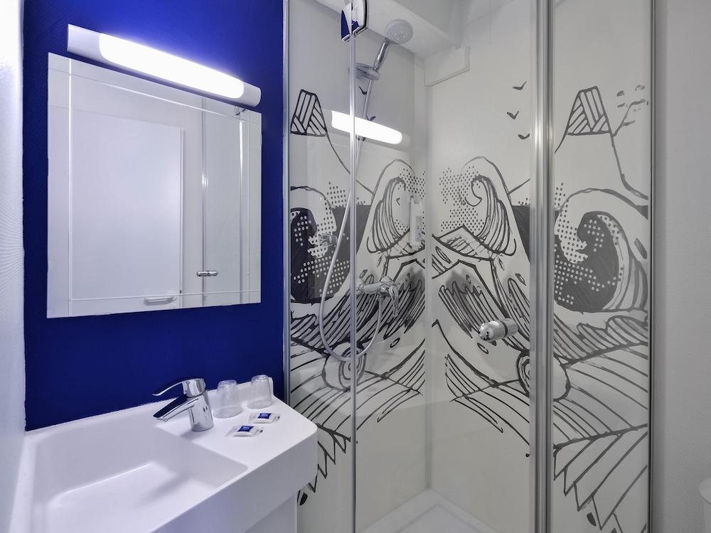 Habitación DOBLE con una cama de gran tamaño del hotel Ibis Budget Chambéry Centre Ville. Foto 4