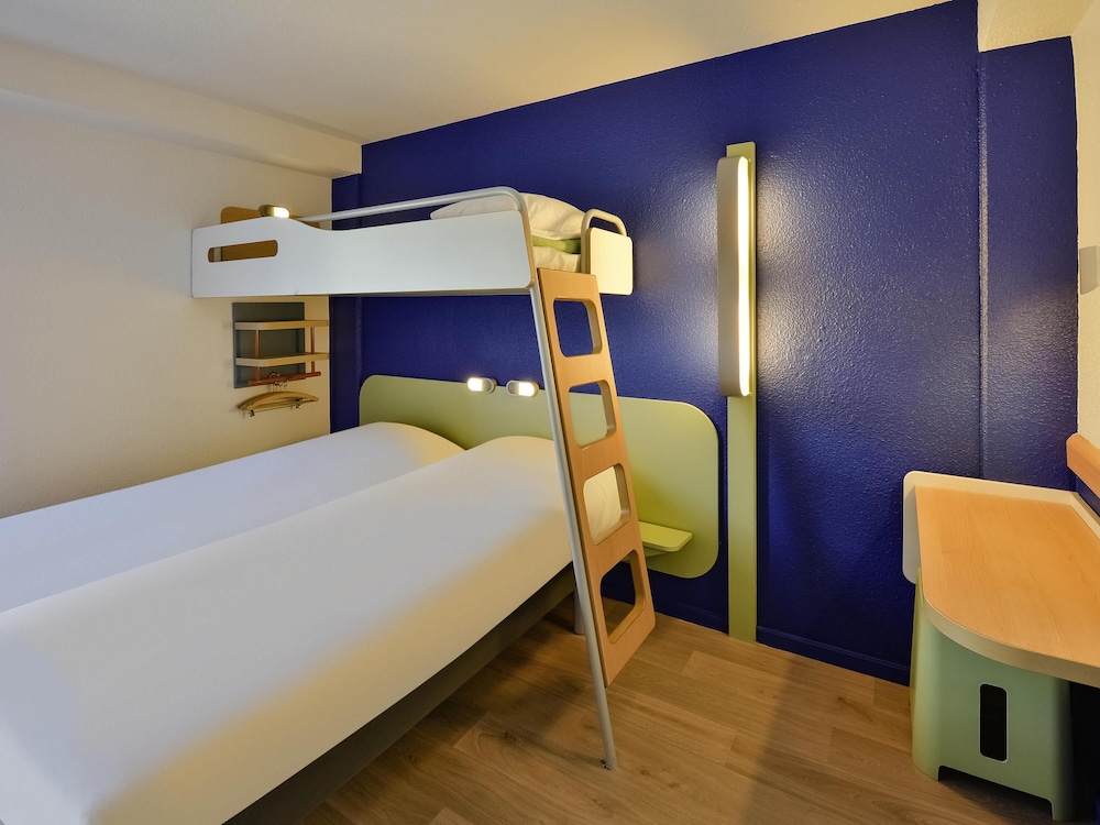 Habitación TRIPLE para un máximo de 3 personas con 2 camas individuales y una cama en litera del hotel Ibis Budget Chambéry Centre Ville