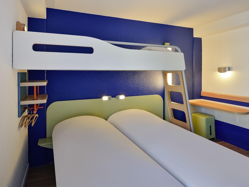 Habitación TRIPLE para un máximo de 3 personas con 2 camas individuales y una cama en litera del hotel Ibis Budget Chambéry Centre Ville. Foto 3