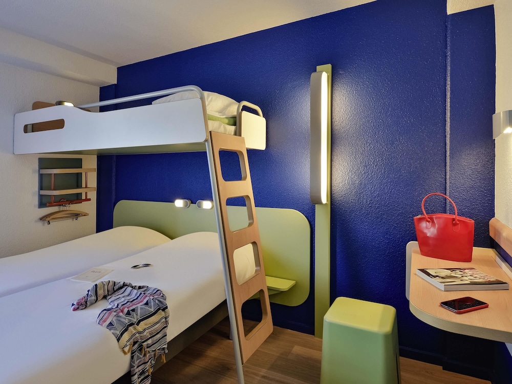 Habitación TRIPLE para un máximo de 3 personas con 2 camas individuales y una cama en litera del hotel Ibis Budget Chambéry Centre Ville. Foto 4