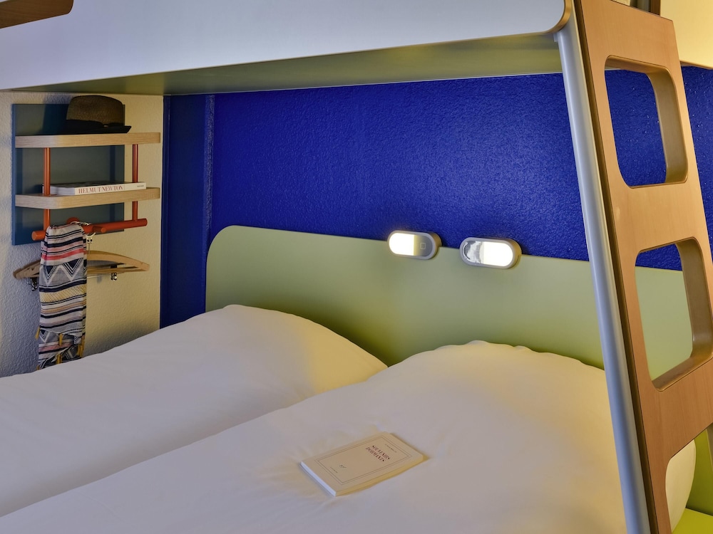 Habitación TRIPLE para un máximo de 3 personas con 2 camas individuales y una cama en litera del hotel Ibis Budget Chambéry Centre Ville. Foto 6