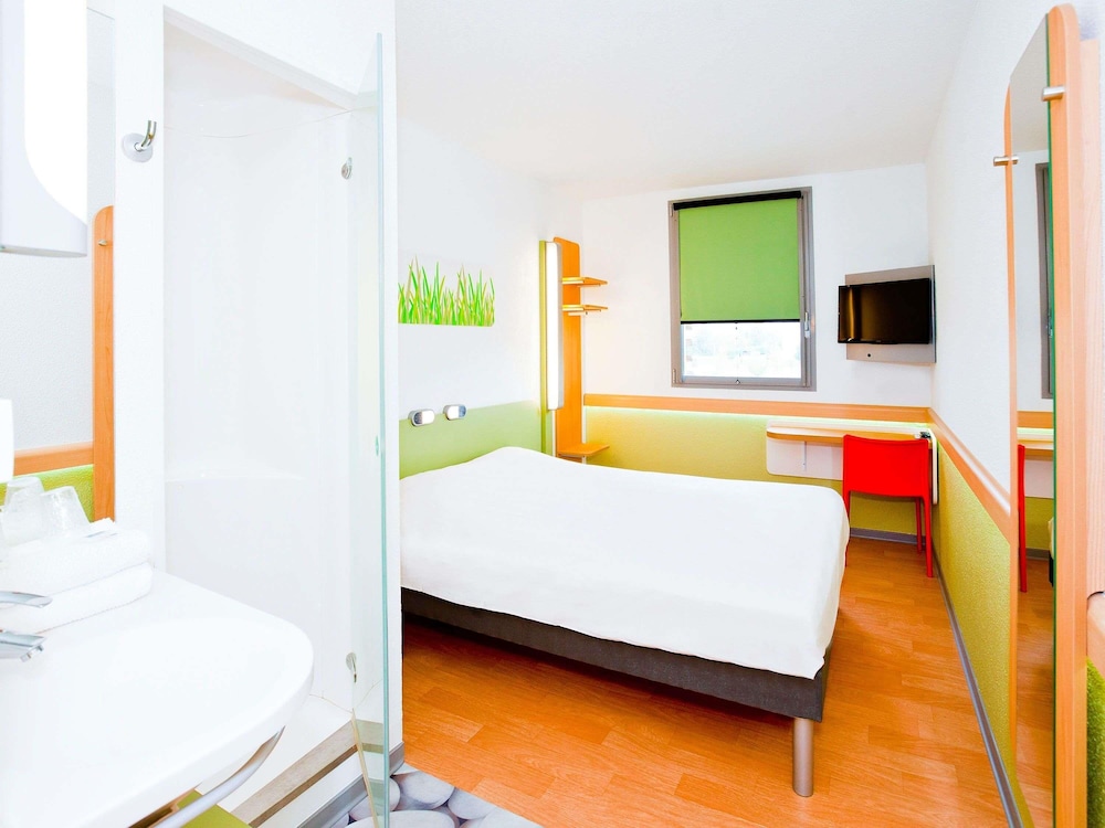 Habitación doble con una cama grande del hotel Ibis Budget Metz Technopole. Foto 3