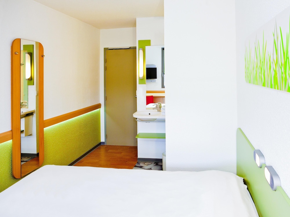 Habitación doble con una cama grande del hotel Ibis Budget Metz Technopole. Foto 5