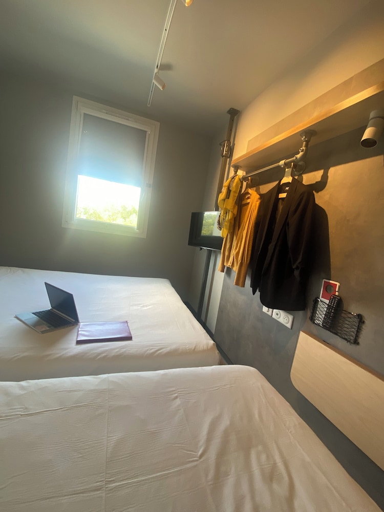 Habitación triple 1 Cama Individual 1 Cama doble del hotel Ibis Budget Montpellier Millènaire. Foto 3