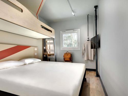 TRIPLE - Habitación con una cama doble y una individual del hotel Ibis Budget Montpellier Millènaire