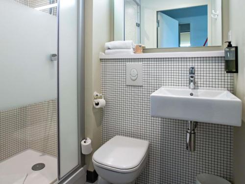 TRIPLE - Habitación con una cama doble y una individual del hotel Ibis Budget Montpellier Millènaire. Foto 1