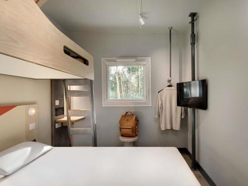 TRIPLE - Habitación con una cama doble y una individual del hotel Ibis Budget Montpellier Millènaire. Foto 3