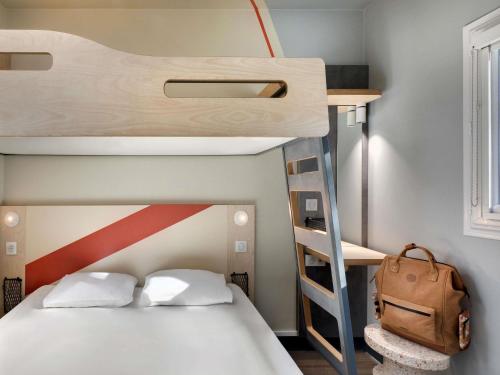 TRIPLE - Habitación con una cama doble y una individual del hotel Ibis Budget Montpellier Millènaire. Foto 4