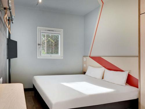 TRIPLE - Habitación con una cama doble y una individual del hotel Ibis Budget Montpellier Millènaire. Foto 5