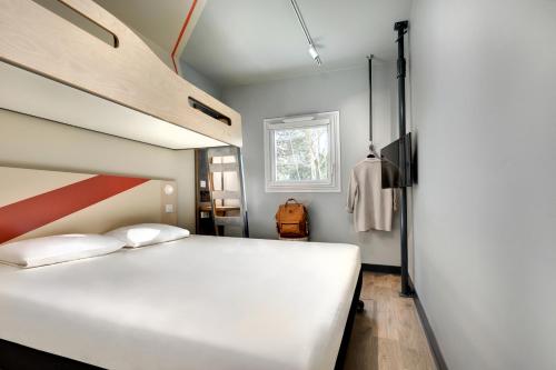 TRIPLE - Habitación con una cama doble y una individual del hotel Ibis Budget Montpellier Millènaire. Foto 7