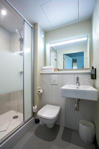 TRIPLE - Habitación con una cama doble y una individual del hotel Ibis Budget Montpellier Millènaire. Foto 8
