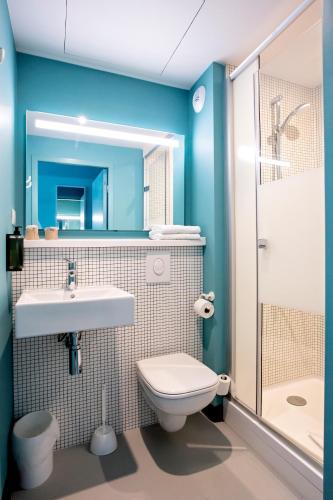 TRIPLE - Habitación con una cama doble y una individual del hotel Ibis Budget Montpellier Millènaire. Foto 9