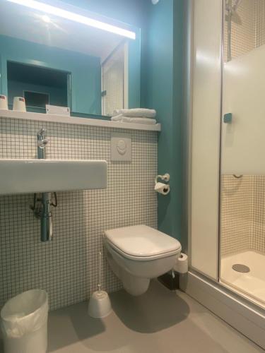 TRIPLE - Habitación con una cama doble y una individual del hotel Ibis Budget Montpellier Millènaire. Foto 10