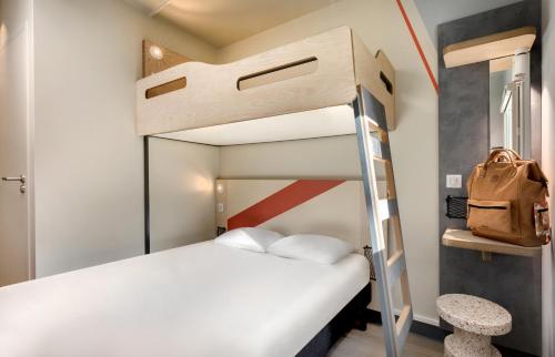 TRIPLE - Habitación con una cama doble y una individual del hotel Ibis Budget Montpellier Millènaire. Foto 12