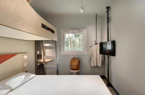 TRIPLE - Habitación con una cama doble y una individual del hotel Ibis Budget Montpellier Millènaire. Foto 13
