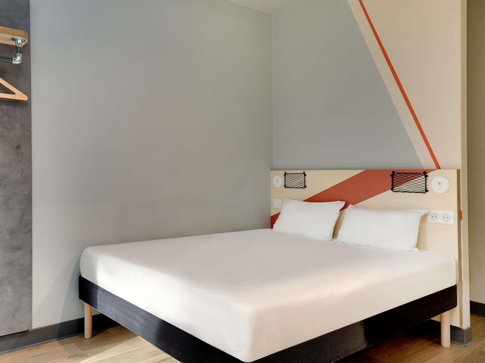 Habitación estándar para personas con movilidad reducida con cama doble del hotel Ibis Budget Montpellier Millènaire. Foto 3