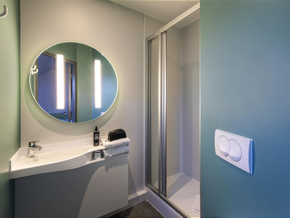 GEMELA - Habitación con camas individuales del hotel Ibis Budget Grenoble Voreppe. Foto 1