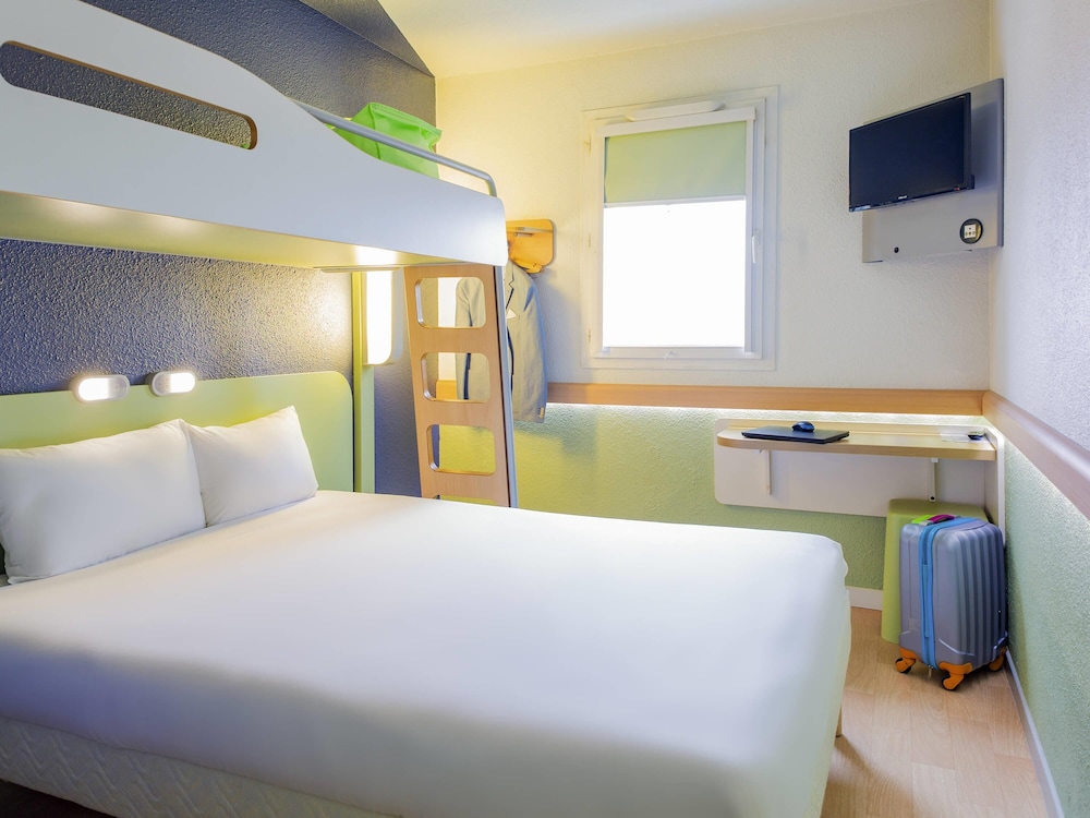 Habitación TRIPLE con una cama de gran tamaño y litera del hotel Ibis Budget Nantes Nord Saint-herblain