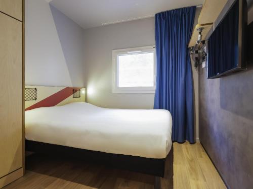 DORMITORIO - con una cama grande y un armario del hotel Ibis Budget Villemomble