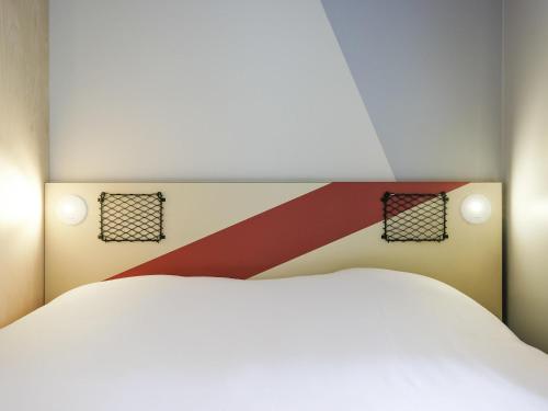 DORMITORIO - con una cama grande y un armario del hotel Ibis Budget Villemomble. Foto 1