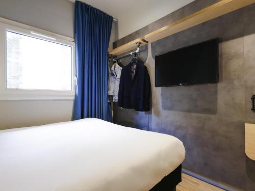 DORMITORIO - con una cama grande y un armario del hotel Ibis Budget Villemomble. Foto 2