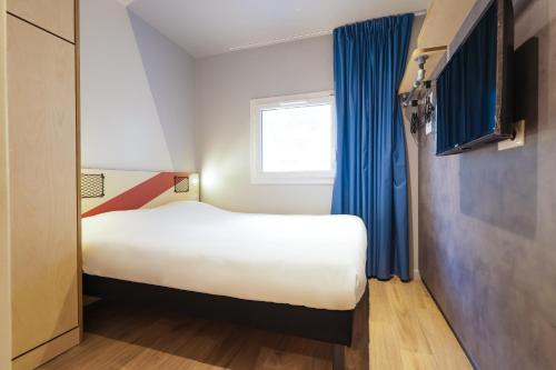 DORMITORIO - con una cama grande y un armario del hotel Ibis Budget Villemomble. Foto 6