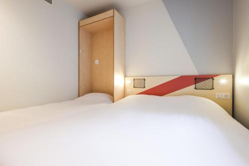 DORMITORIO - con una cama grande y un armario del hotel Ibis Budget Villemomble. Foto 7