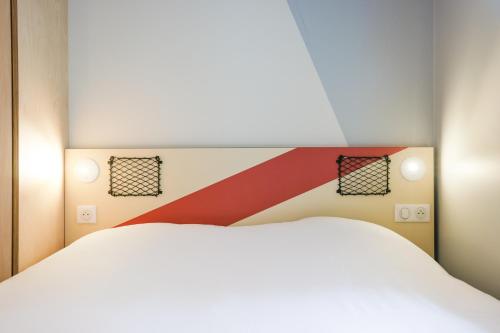 DORMITORIO - con una cama grande y un armario del hotel Ibis Budget Villemomble. Foto 8