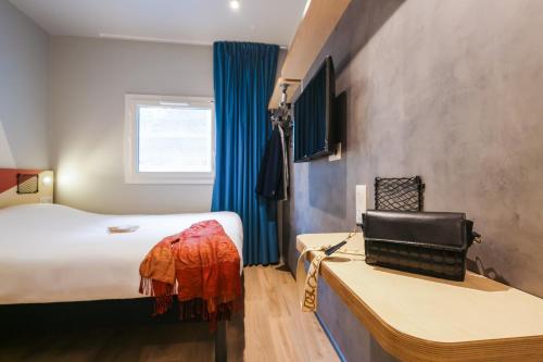 DORMITORIO - con una cama grande y un armario del hotel Ibis Budget Villemomble. Foto 10