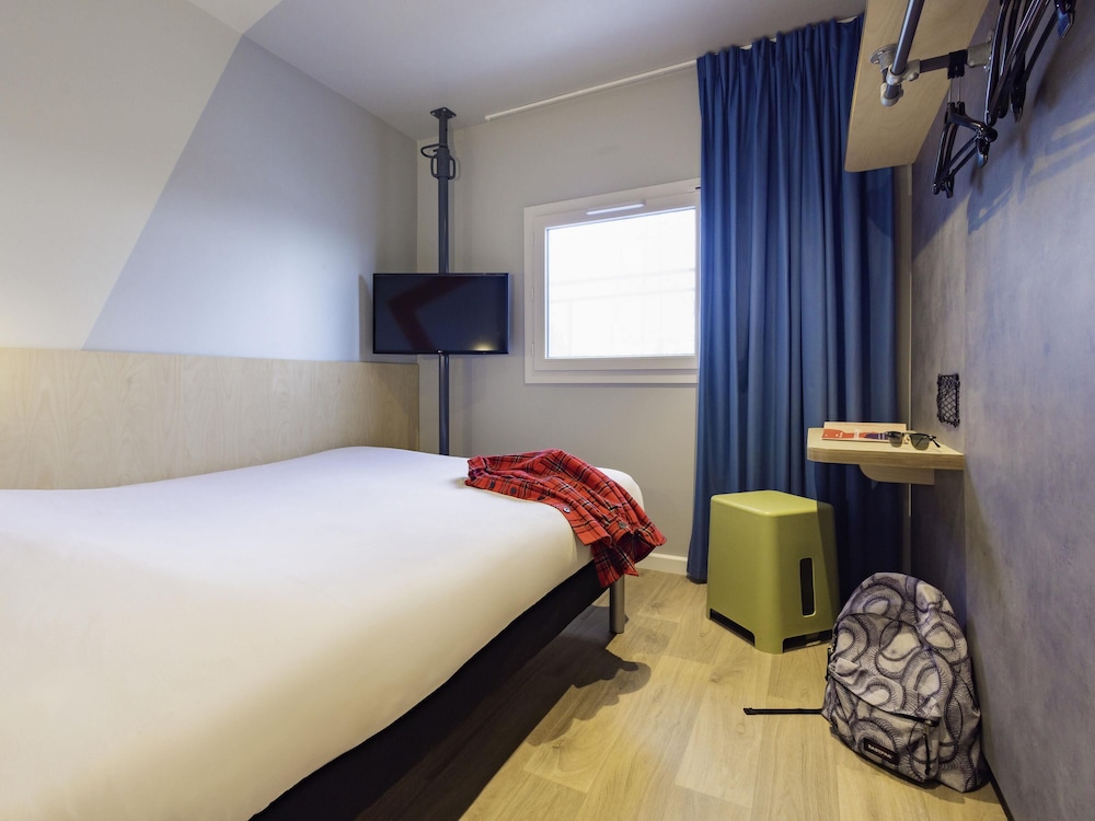 DOBLE - Habitación con una cama grande del hotel Ibis Budget Villemomble. Foto 1