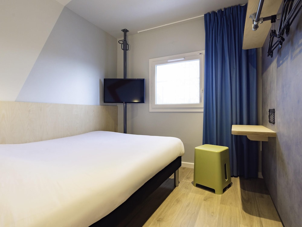 DOBLE - Habitación con una cama grande del hotel Ibis Budget Villemomble. Foto 2
