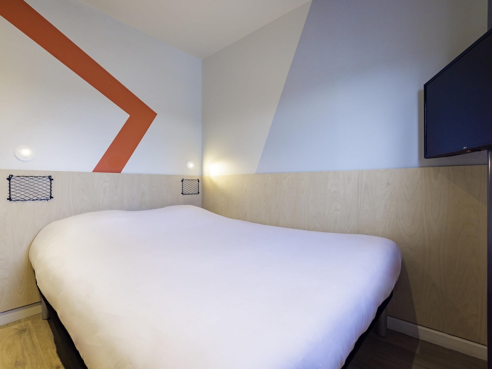 DOBLE - Habitación con una cama grande del hotel Ibis Budget Villemomble. Foto 3