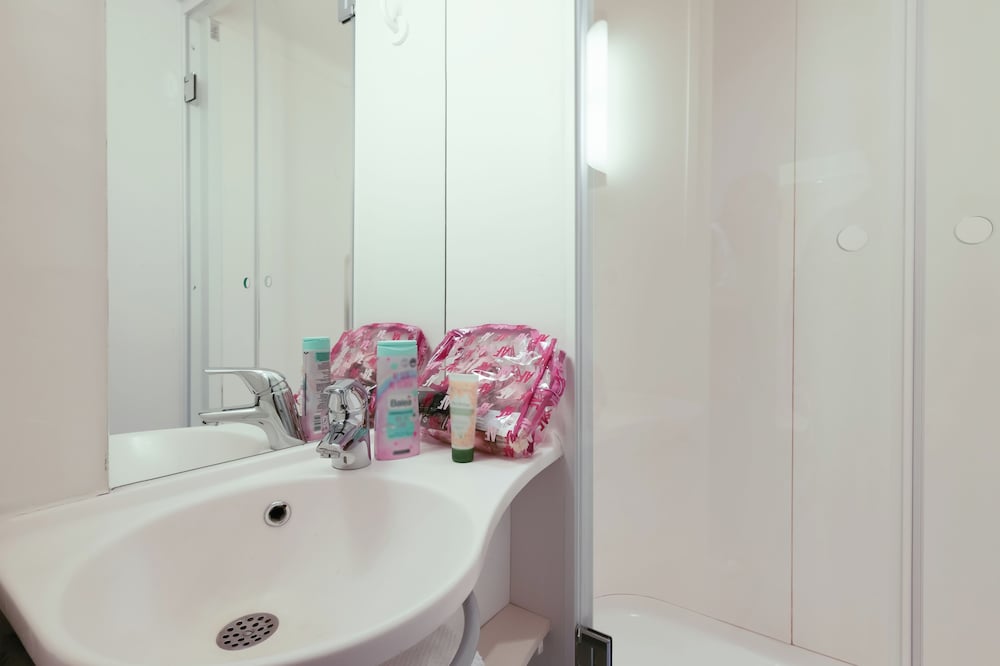DOBLE - Habitación con una cama grande del hotel Ibis Budget Villemomble. Foto 4