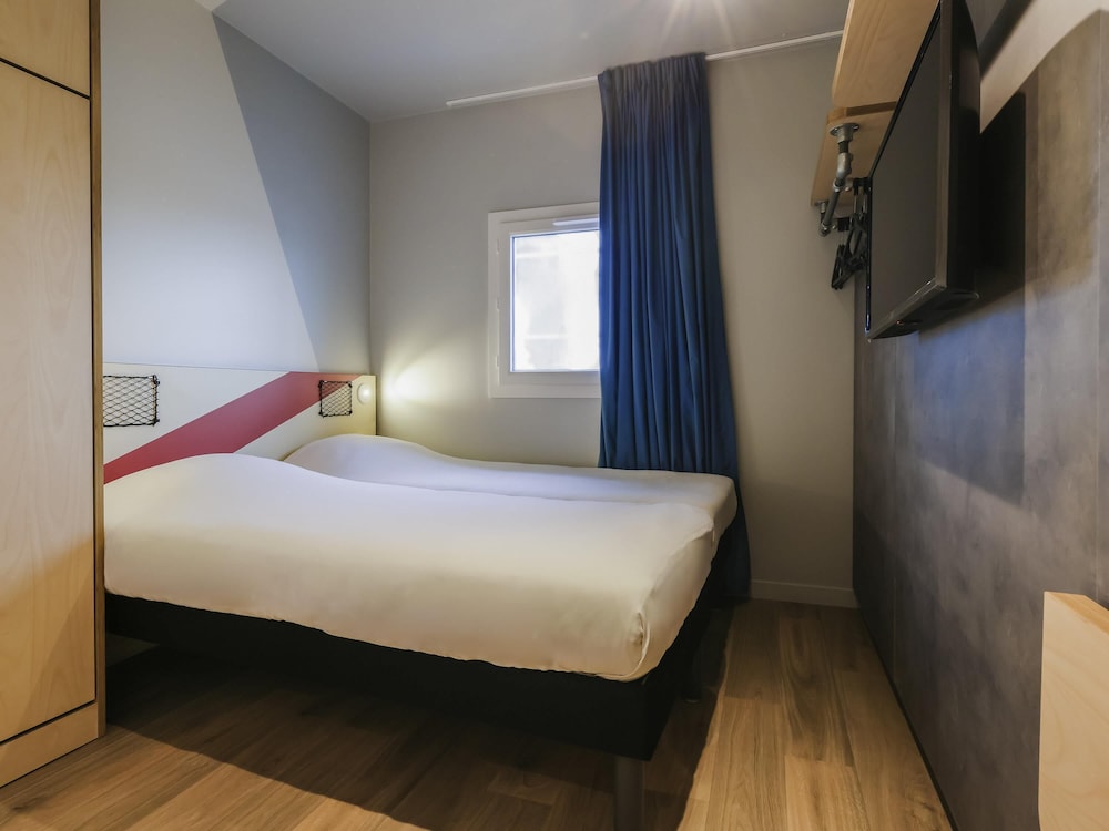 HABITACIÓN - con 3 camas individuales del hotel Ibis Budget Villemomble. Foto 3
