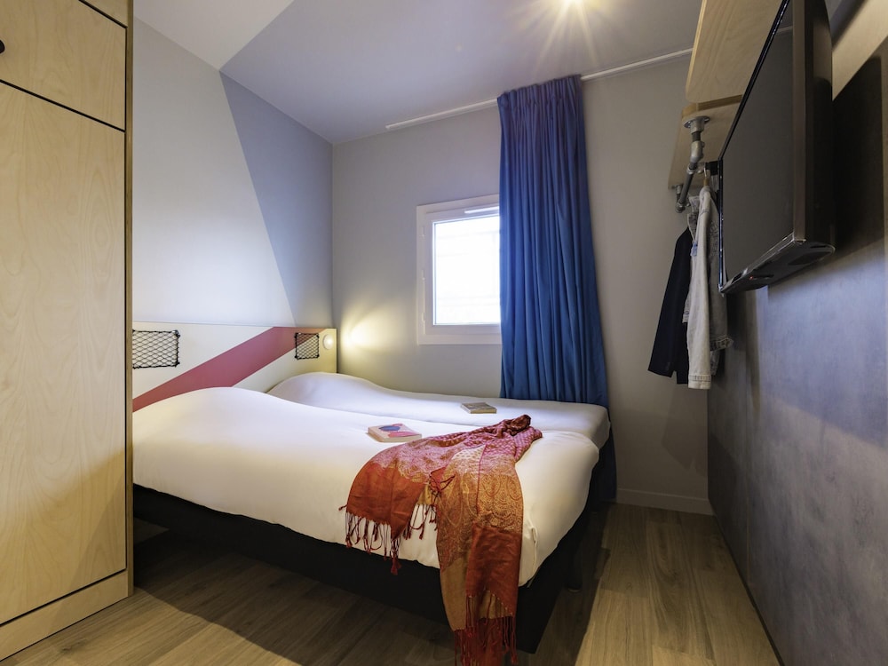 HABITACIÓN - con 3 camas individuales del hotel Ibis Budget Villemomble. Foto 4