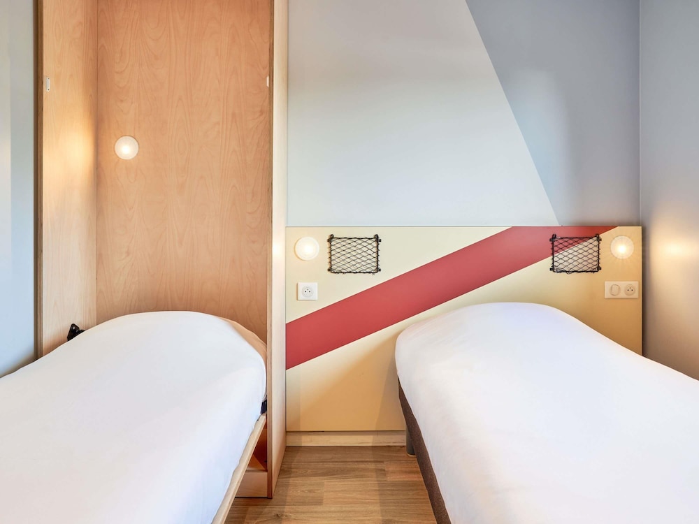 GEMELA - Habitación con camas gemelas del hotel Ibis Budget Villemomble. Foto 1