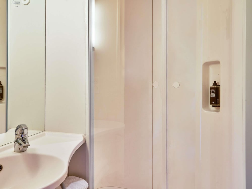GEMELA - Habitación con camas gemelas del hotel Ibis Budget Villemomble. Foto 4