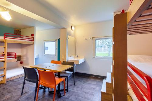 Habitación familiar con baño compartido para un máximo de 6 viajeros del hotel Hotelf1 Lille Metropole (metro Mons Sart)