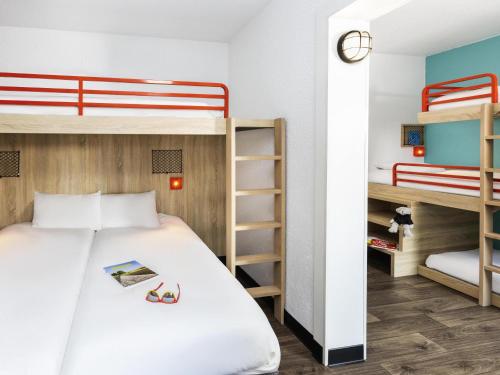 Habitación familiar con baño compartido para un máximo de 6 viajeros del hotel Hotelf1 Lille Metropole (metro Mons Sart)