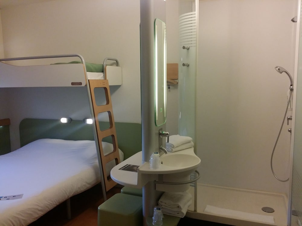 Habitación Familiar del hotel Ibis Budget Saint Maximin La Sainte Baume. Foto 4