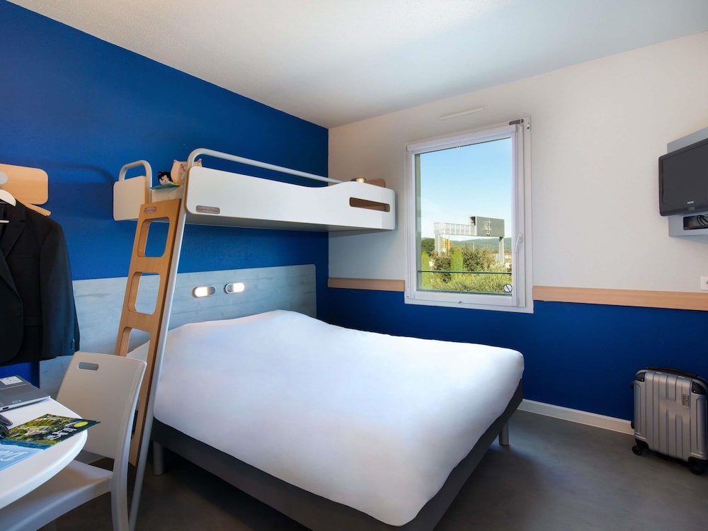 Habitación triple con una cama doble y una litera individual del hotel Ibis Budget Saint Maximin La Sainte Baume