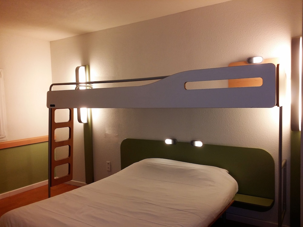 Habitación triple con una cama doble y una litera individual del hotel Ibis Budget Saint Maximin La Sainte Baume. Foto 1