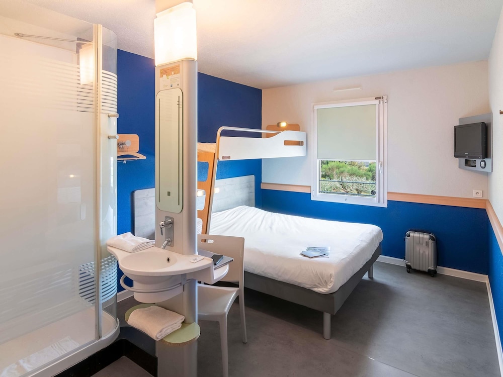 Habitación triple con una cama doble y una litera individual del hotel Ibis Budget Saint Maximin La Sainte Baume. Foto 3